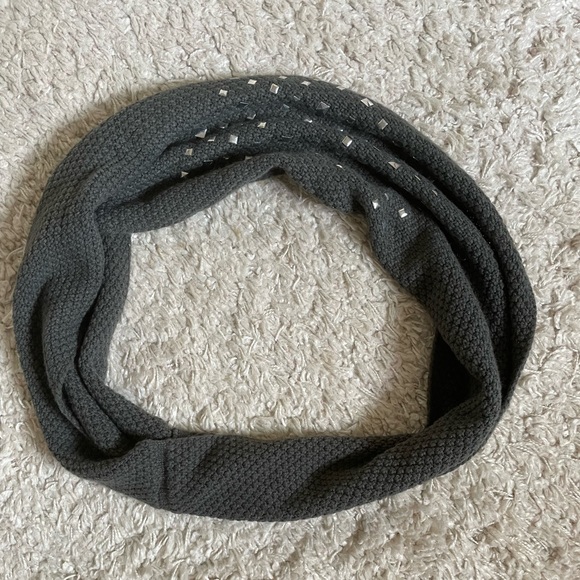 Knitted winter scarf - Picture 2 of 5